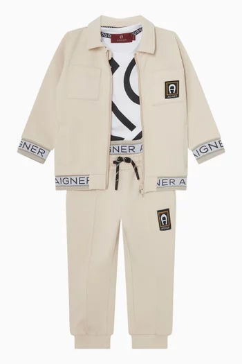 جاكيت بشعار الماركة وجيب وسحّاب