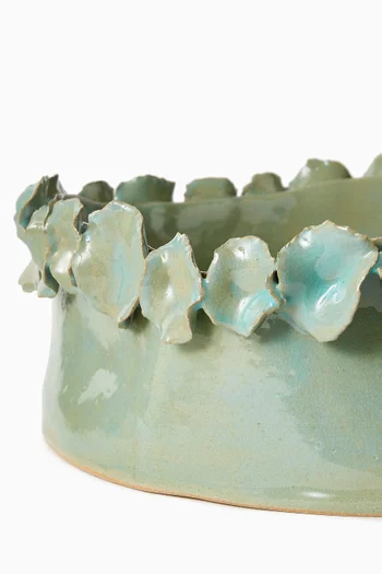 طبق كبير مزين ببتلات زهور خزف