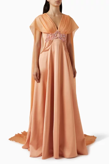 فستان طويل بكاب وتطريزات