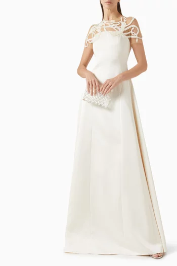 فستان طويل بتطريزات هندسية