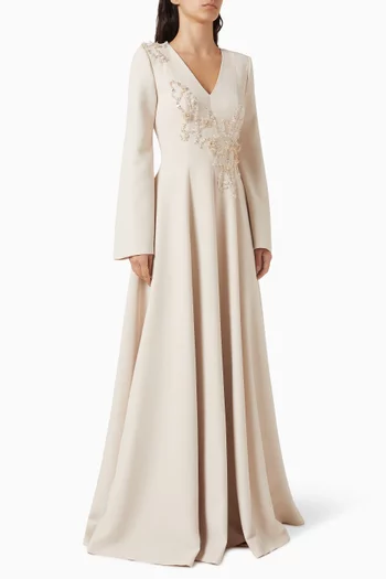 فستان مزين بكشكش وتطريزات