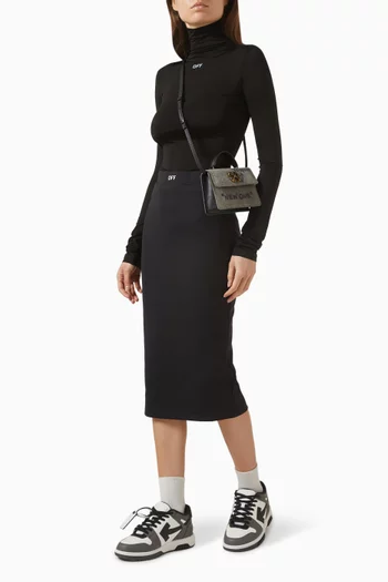 بلوزة بقصة ضيقة وياقة عالية بختم شعار الماركة