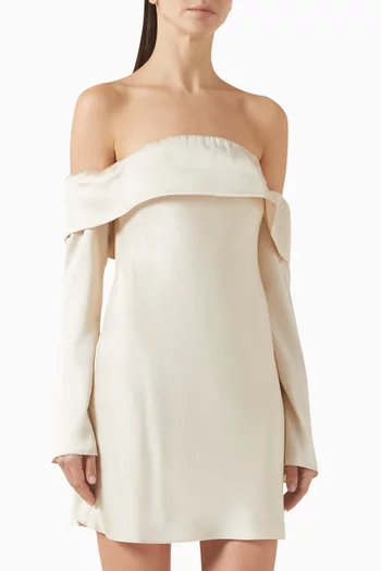 فستان مافيس قصير بأكتاف مكشوفة