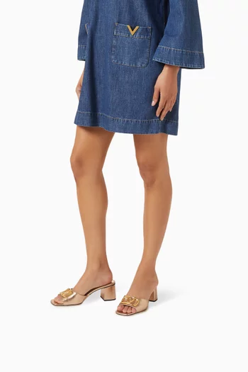 حذاء مفتوح بشعار حرف V وكعب 60 مم جلد نابا لامع