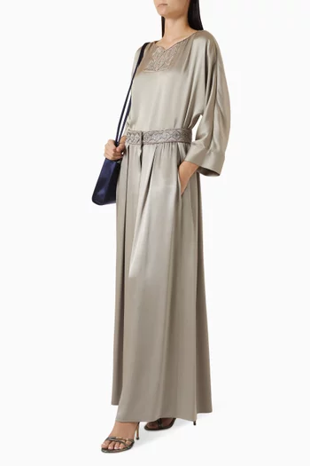 تنورة بطيّات ومطرزة بخرز حرير