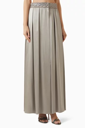 تنورة بطيّات ومطرزة بخرز حرير