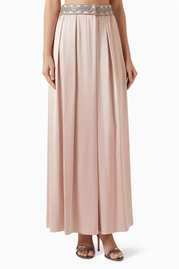 تنورة بطيّات ومطرزة بخرز حرير