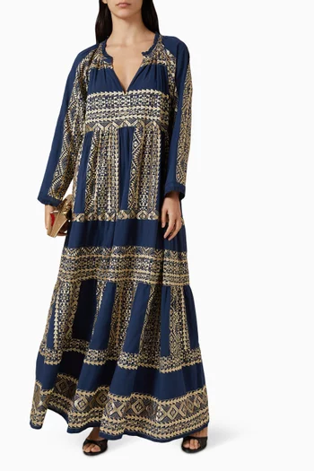 فستان بأكتاف مكشوفة مزين بتطريزات كتان