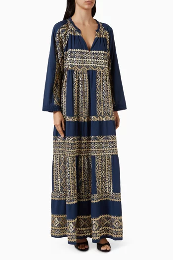 فستان بأكتاف مكشوفة مزين بتطريزات كتان