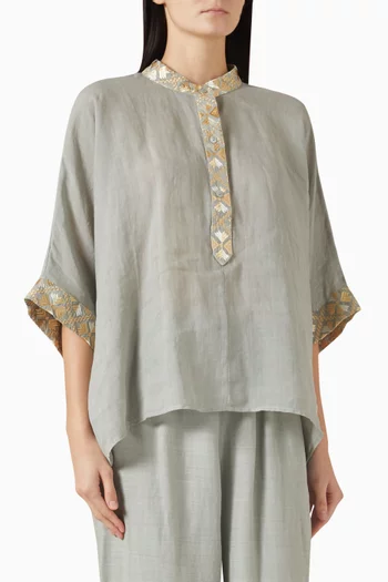 بلوزة بفتحة رقبة بياقة ومطرزة