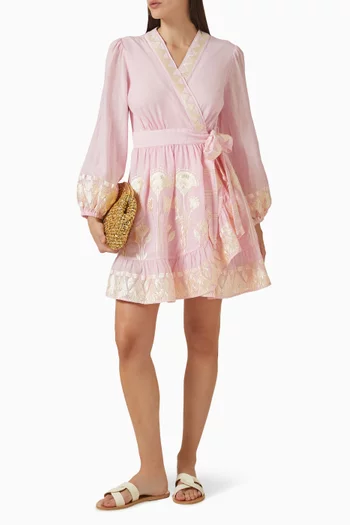 فستان قصير بحزام وتطريزات