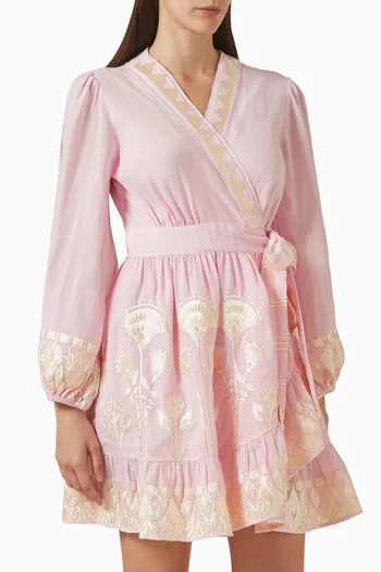 فستان قصير بحزام وتطريزات