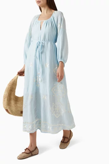 فستان طويل مزين بتطريزات