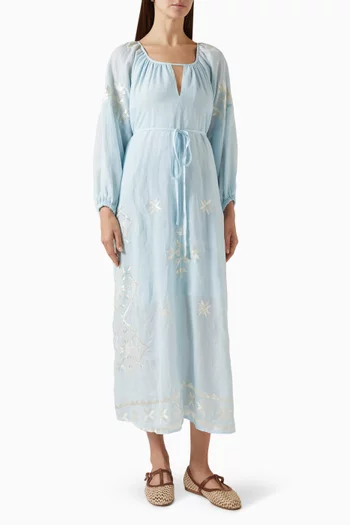 فستان طويل مزين بتطريزات