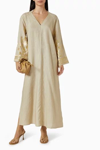 فستان طويل مزين بتطريزات