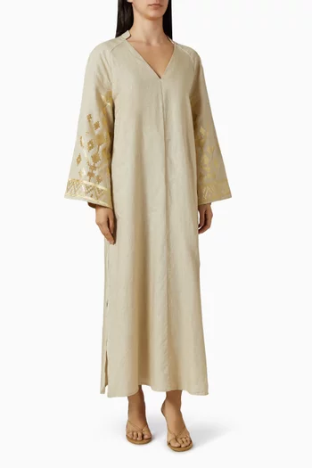 فستان طويل مزين بتطريزات