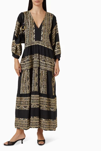 فستان طويل مزين بتطريزات