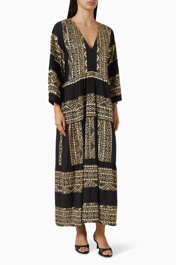 فستان طويل مزين بتطريزات