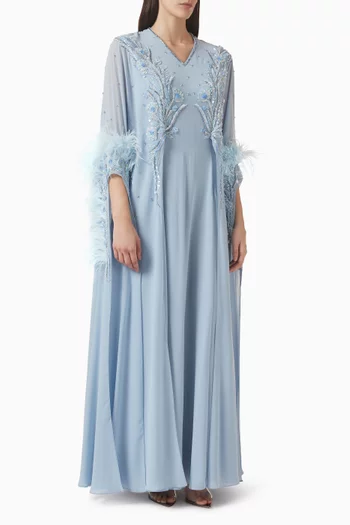 قفطان بأشرطة مزينة بالريش