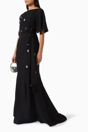 فستان طويل مزين بتطريزات