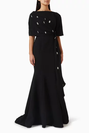 فستان طويل مزين بتطريزات