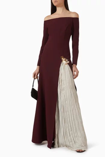 فستان طويل بأكتاف مكشوفة