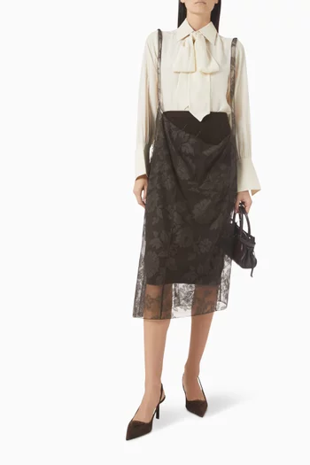 تنورة متوسطة الطول بحمالات دانتيل شانتيلي