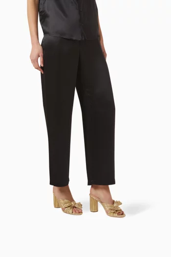 حذاء مفتوح من الخلف بشريط بيني وطيّات جلد لامع