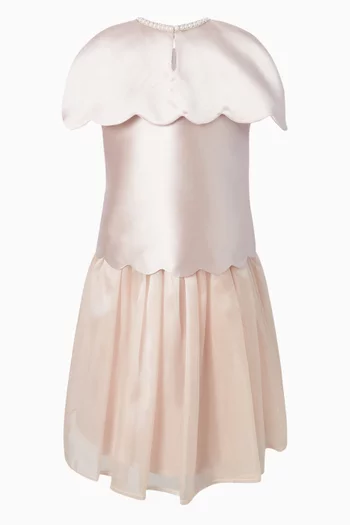 فستان طويل بكاب وكشكش