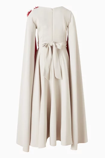 فستان طويل بكاب وزهور بارزة