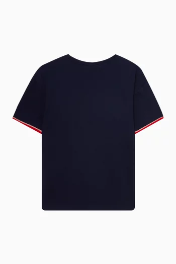 تي شيرت بفتحة رقبة مستديرة وشعار الماركة