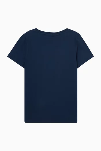 تي شيرت بفتحة رقبة مستديرة وشعار الماركة