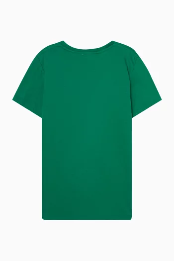 تي شيرت بفتحة رقبة مستديرة وشعار الماركة