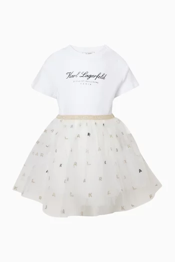 فستان بشعار الماركة تول