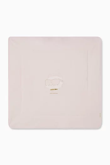 بطانية بطبعة شعار الماركة