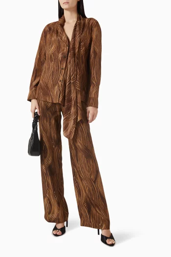 قميص بنقشة حشائش مموجة ووشاح حرير