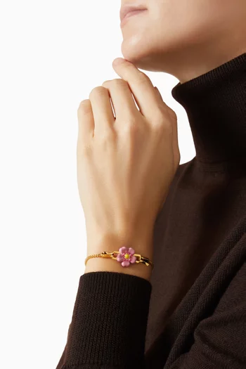 حلية بتصميم زهرة باللون الوردي