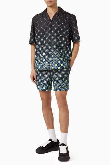 شورت سباحة بأحرف الماركة بتصميم متدرج