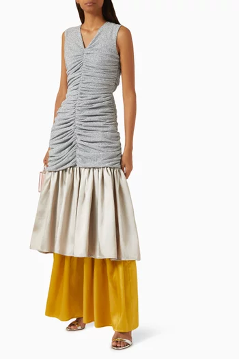 فستان بفتحة رقبة على شكل حرف V‏ وكشكش