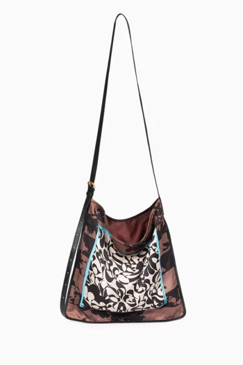 حقيبة يد كبيرة مزينة بوشاح