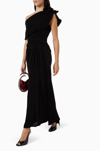 فستان بقصة ذيل السمكة وكتف مكشوف