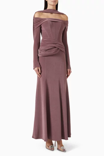 فستان سهرة بقصة ذيل السمكة وأكتاف مكشوفة