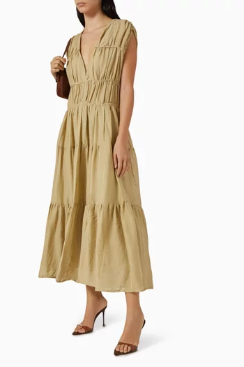 فستان طويل ومتعدد الطبقات