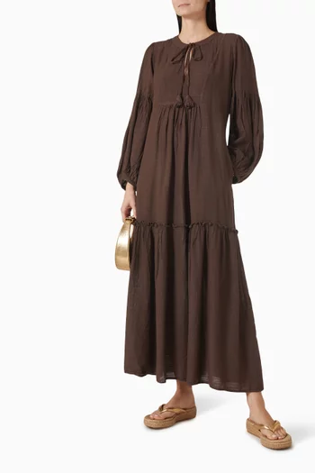 فستان طويل ومتعدد الطبقات