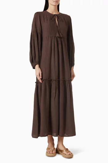 فستان طويل ومتعدد الطبقات