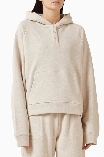 كنزة هينلي بغطاء رأس قماش بارز الملمس