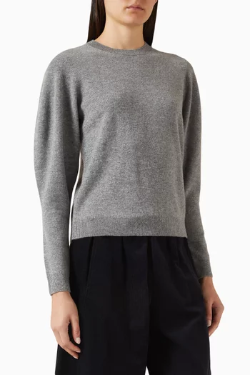 سترة بفتحة رقبة مستديرة