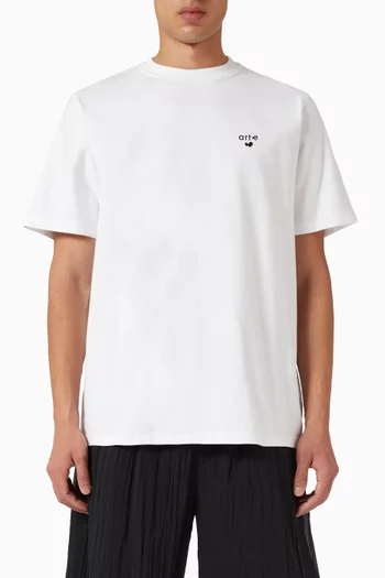 تي شيرت بشعار الماركة وقلب قطن