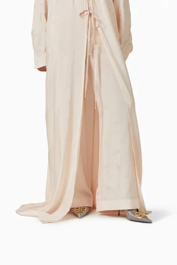 حذاء كلاسيك بمقدمة مدببة وسير خلفي وحلية بشعار BB وكعب 80 مم ستان