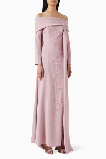 فستان سهرة بأكتاف مكشوفة مزين بتطريزات